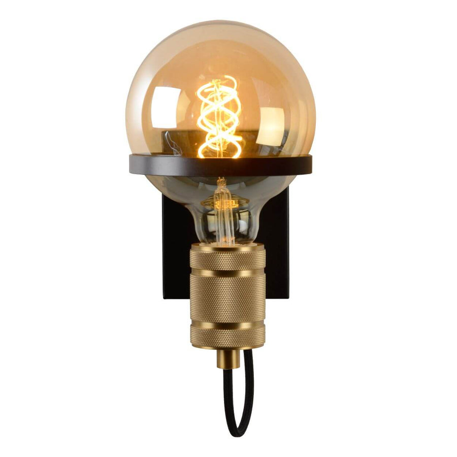 Photo produit sur fond blanc : applique murale avec ampoule globe ambrée et câble noir