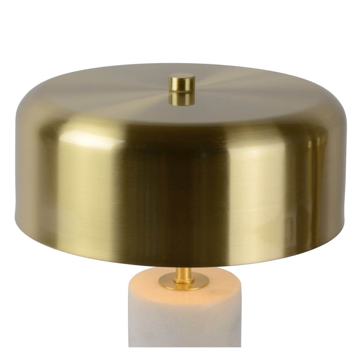 Détail du raccord entre l'abat-jour doré et le socle cylindrique en marbre blanc.