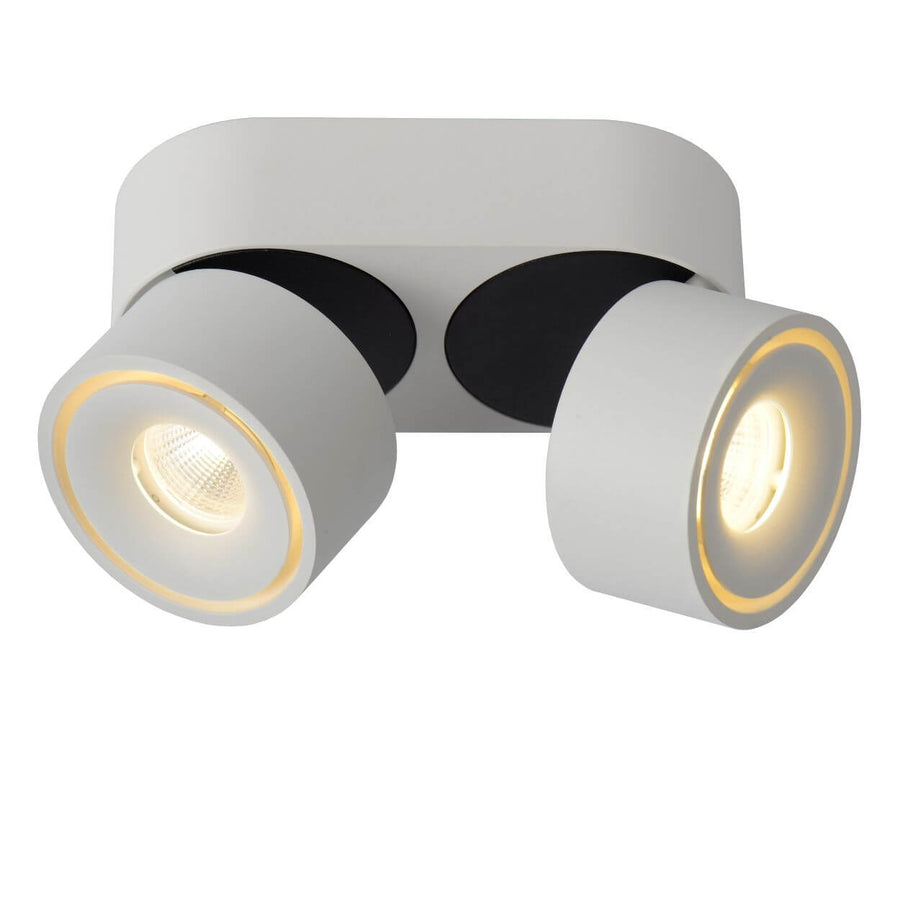Vue de trois quarts, spots inclinés projetant un halo de lumière chaude