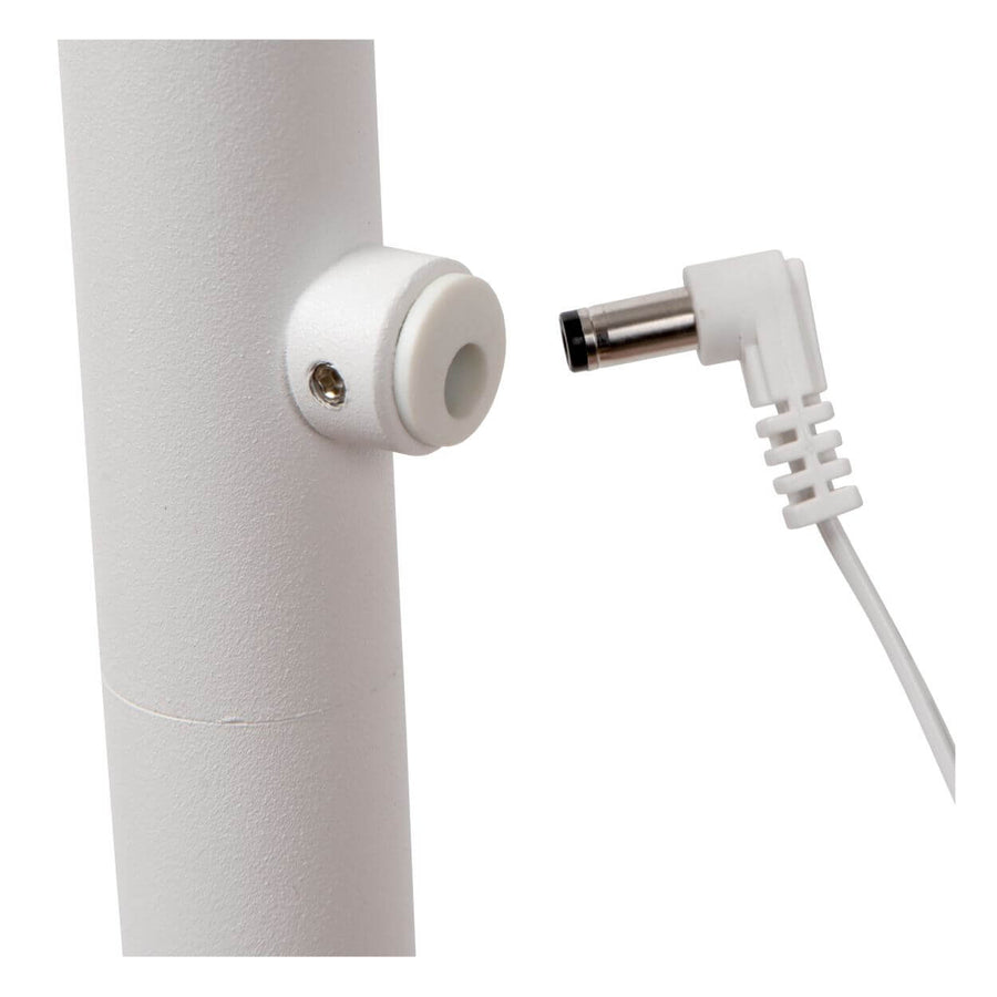 Gros plan sur le connecteur blanc et la prise jack du lampadaire.