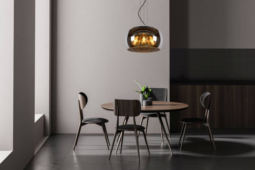 Vue large de la salle à manger avec le luminaire suspendu au plafond