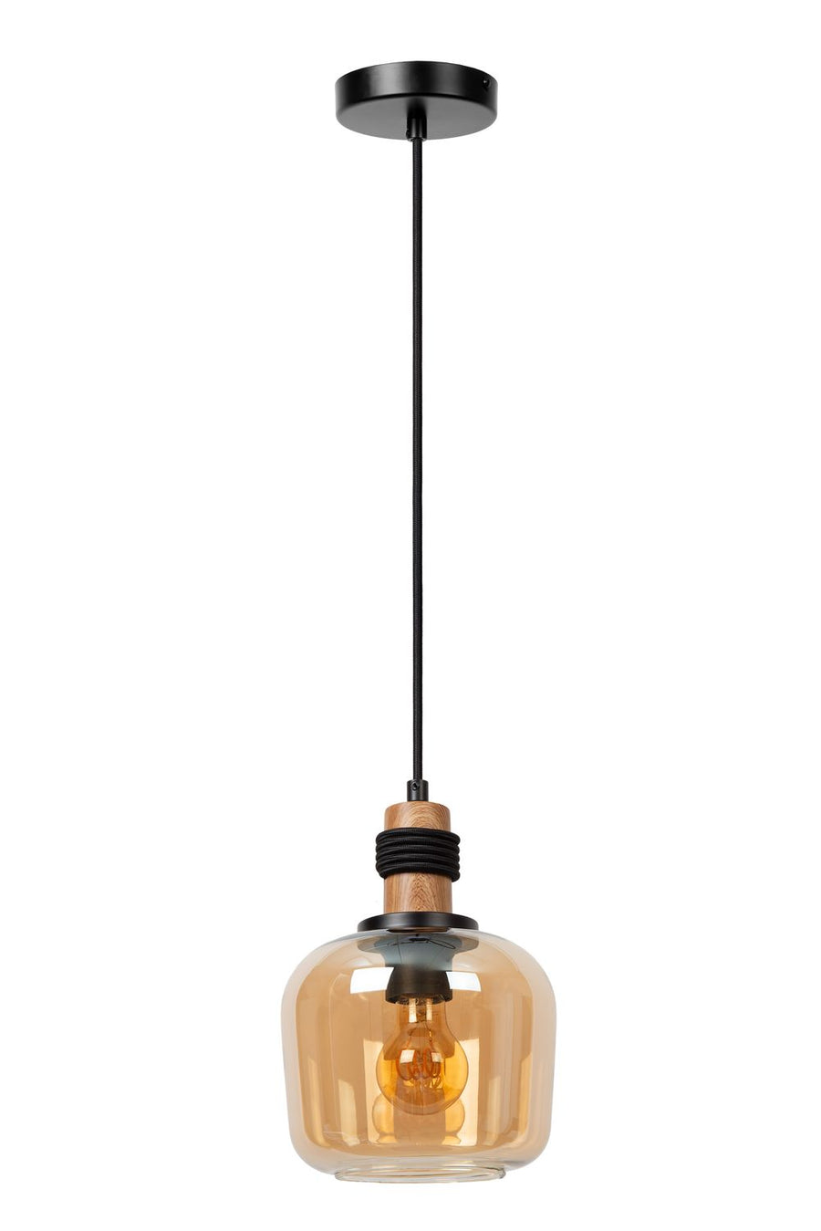 Détail du luminaire suspendu allumé, douille en bois et verre ambré.
