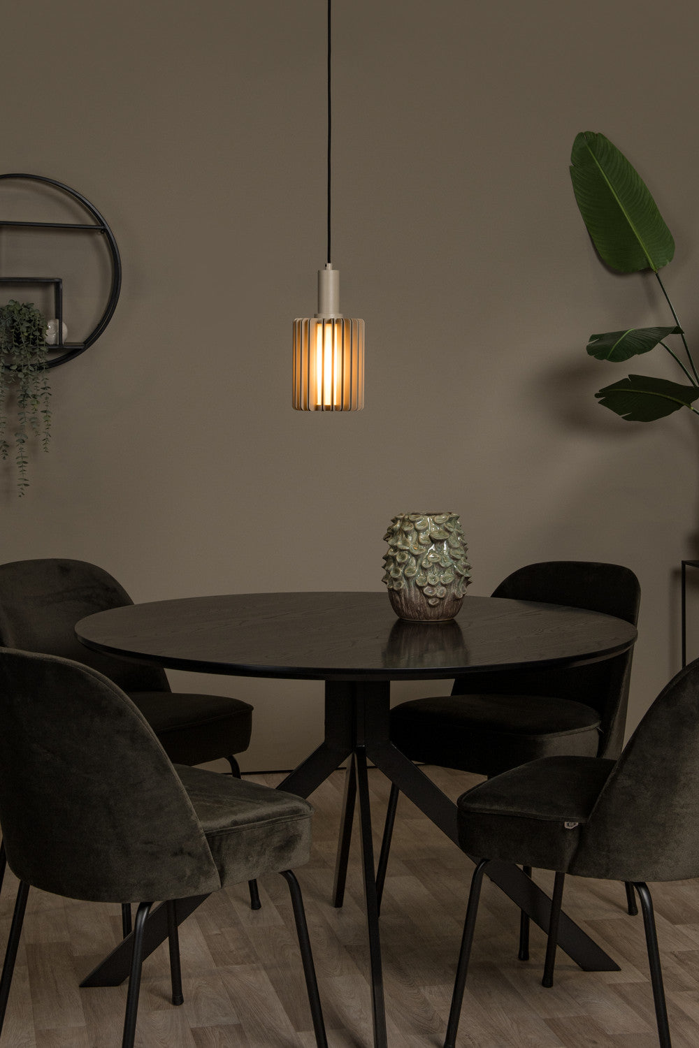 Vue d'ensemble de la pièce montrant le luminaire suspendu au-dessus du coin repas