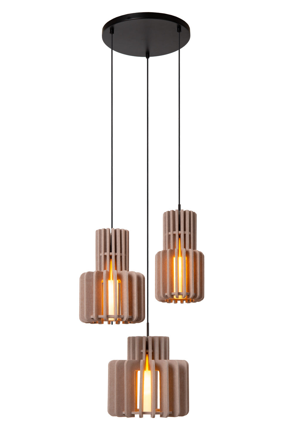 Gros plan sur les cylindres à lamelles taupe, ampoules allumées diffusant une lumière chaude