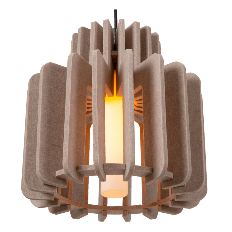 Gros plan du luminaire allumé, panneaux taupe et verre central lumineux.