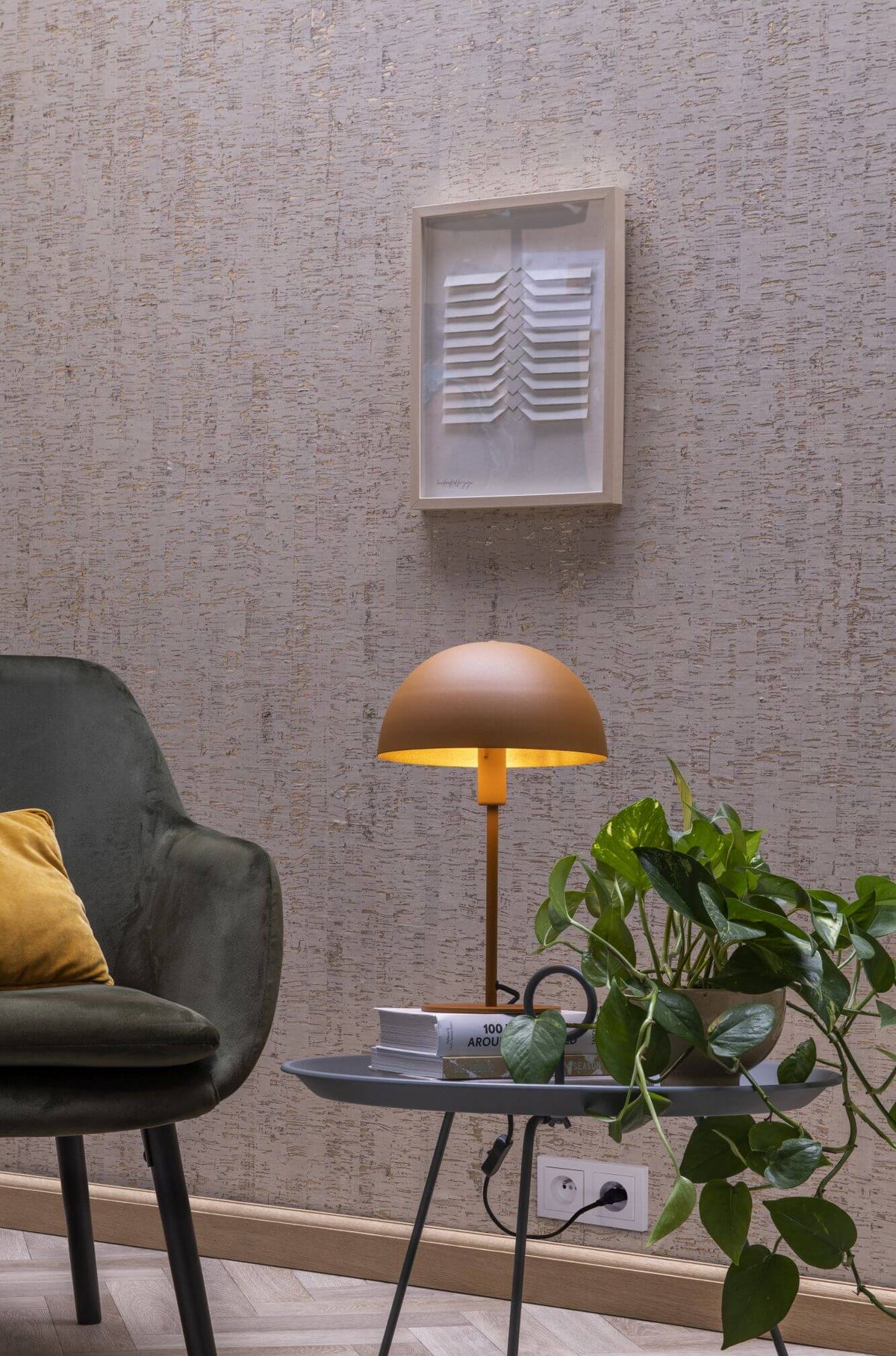 Mise en scène chaleureuse de la lampe jaune près d'un fauteuil et d'un tableau mural