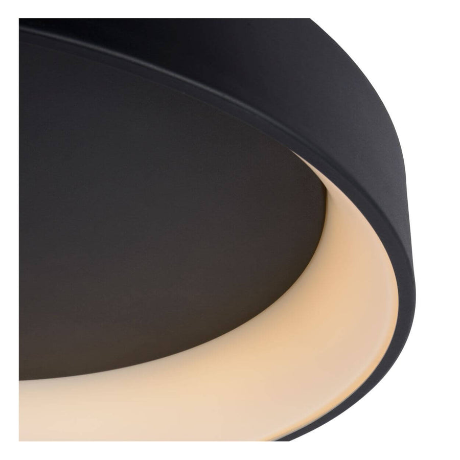 Détail rapproché du bord noir mat et du diffuseur opalin du luminaire