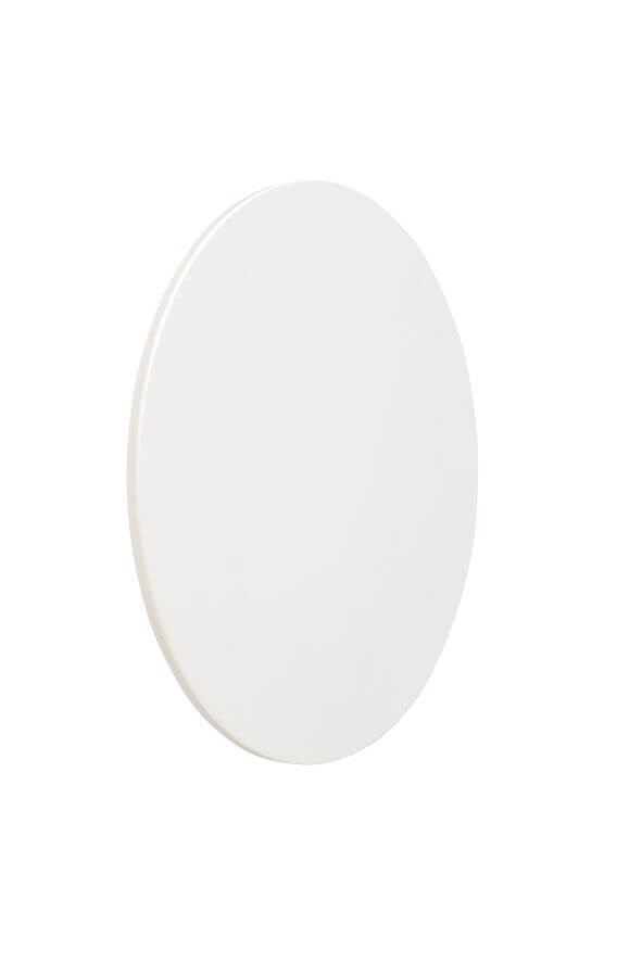 Face avant du luminaire blanc mat vue de trois quarts sur fond neutre