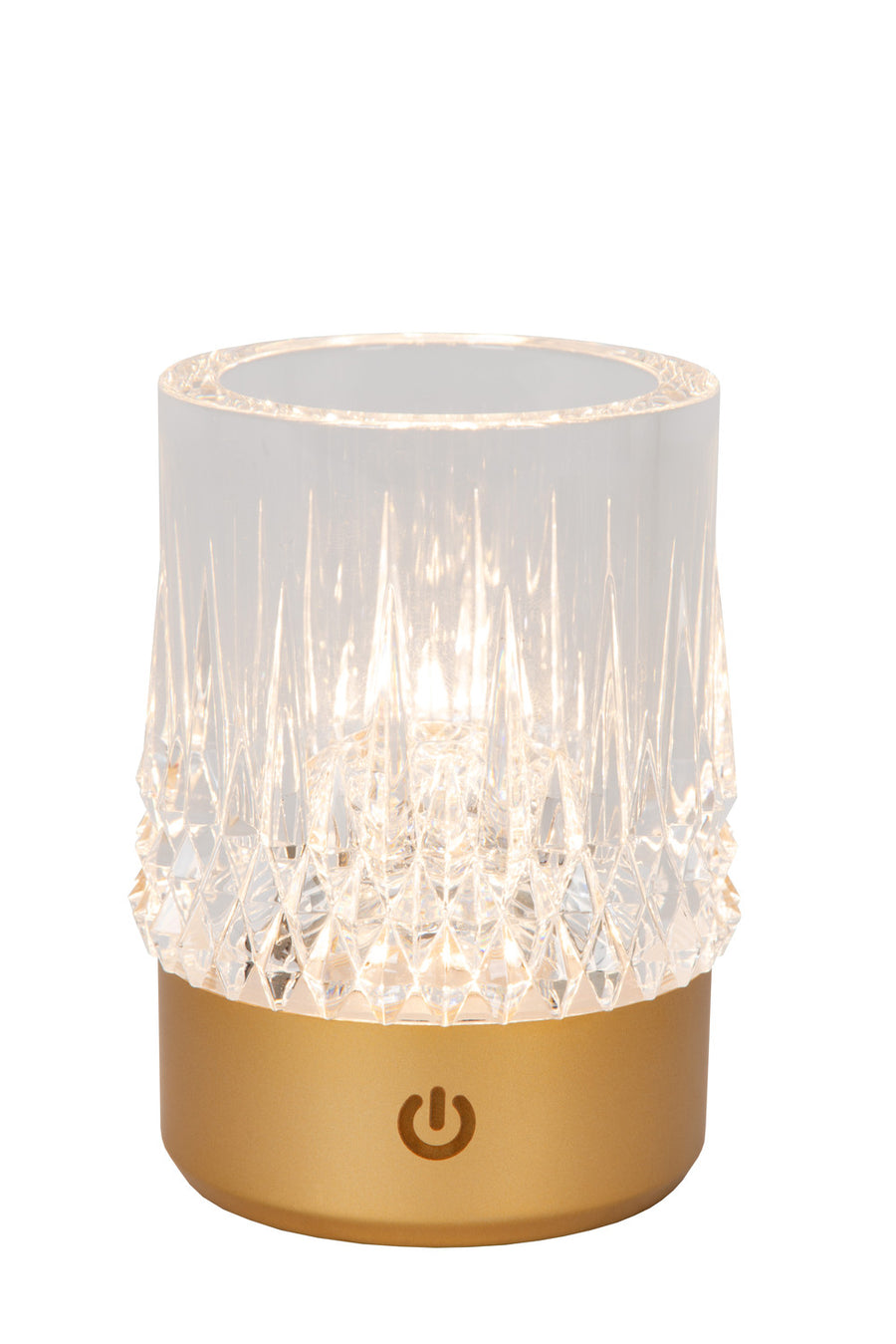 Gros plan du luminaire allumé, mettant en valeur le verre facetté et la base dorée.