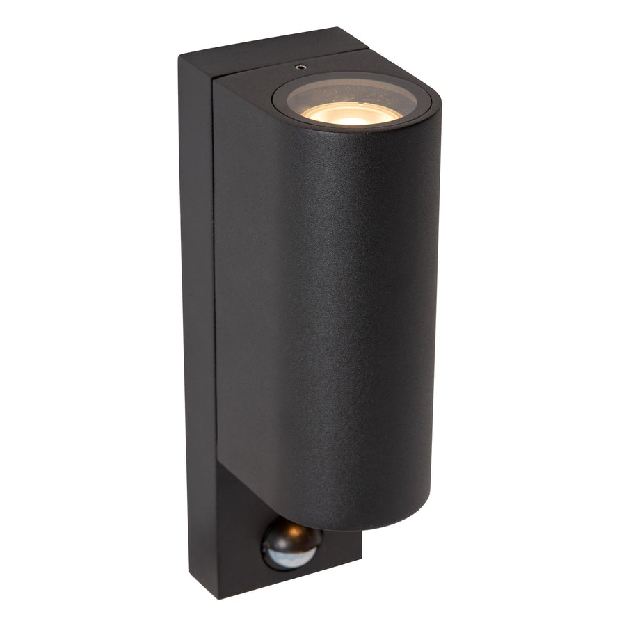 Vue de dessus dévoilant la lentille supérieure allumée du luminaire extérieur.