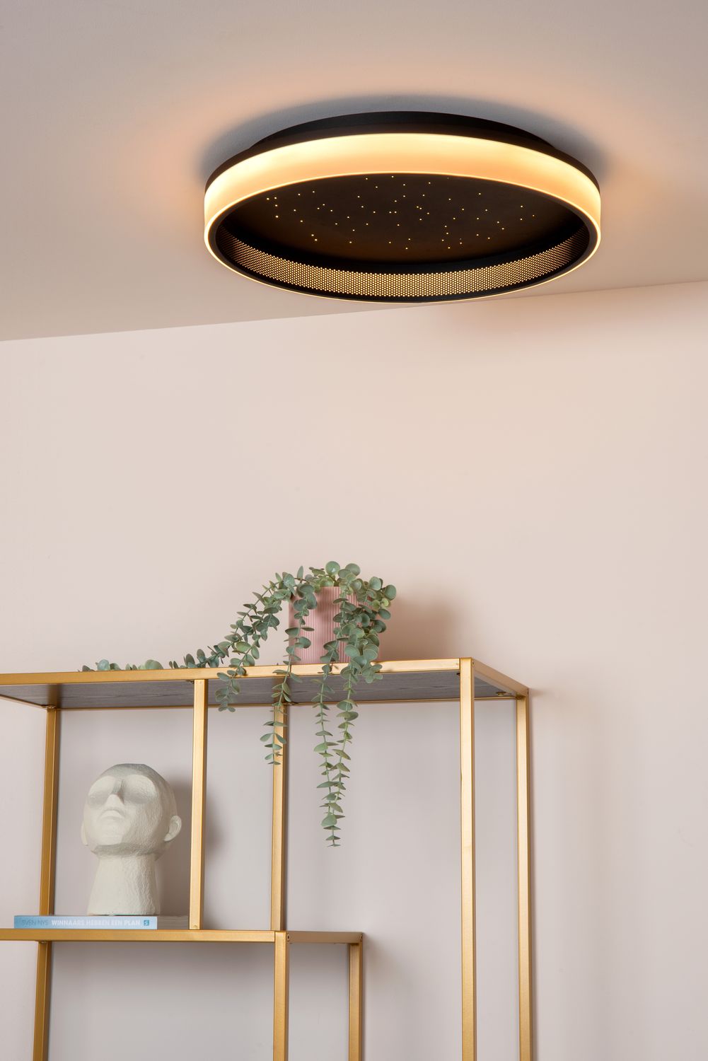 Vue rapprochée du luminaire allumé diffusant une lumière chaude et étoilée