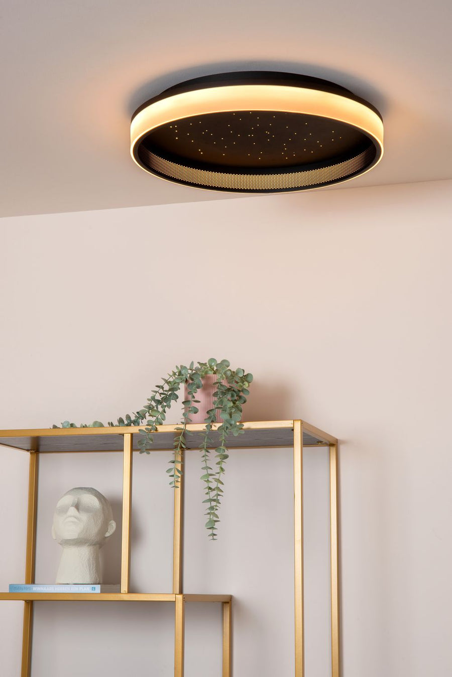 Vue rapprochée du luminaire allumé diffusant une lumière chaude et étoilée