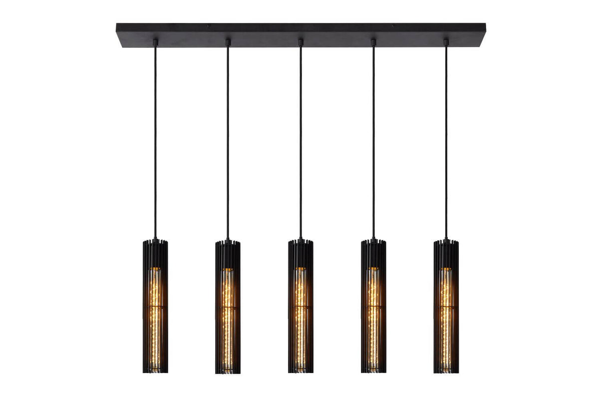 Suspension noire à cinq lumières cylindriques présentée sur fond blanc.