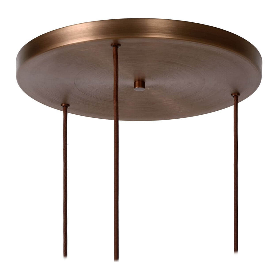 Détail de la rosace ronde en métal cuivré et des trois cordons descendant du plafond.