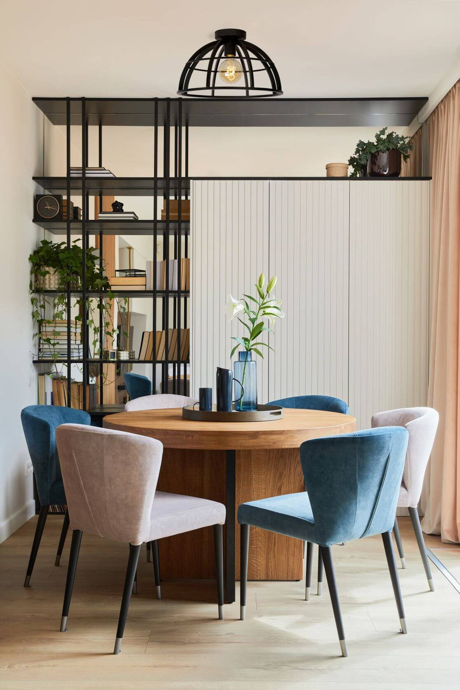 Vue rapprochée du luminaire noir fixé au plafond au-dessus du coin repas