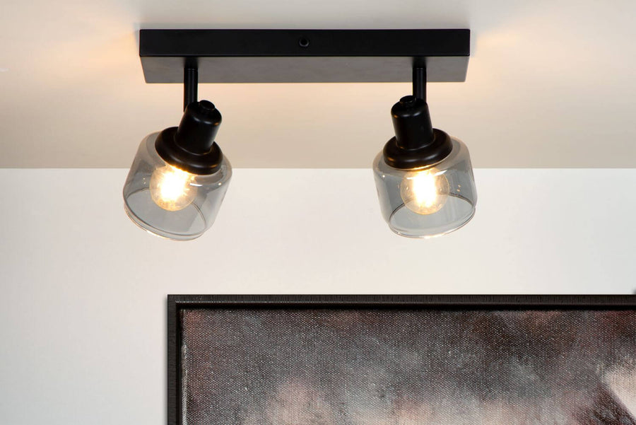Gros plan de face sur les deux diffuseurs en verre fumé et ampoules allumées