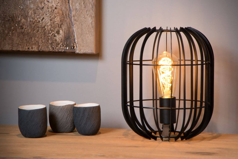 Vue rapprochée du produit : cage métallique noire et ampoule filament style Edison