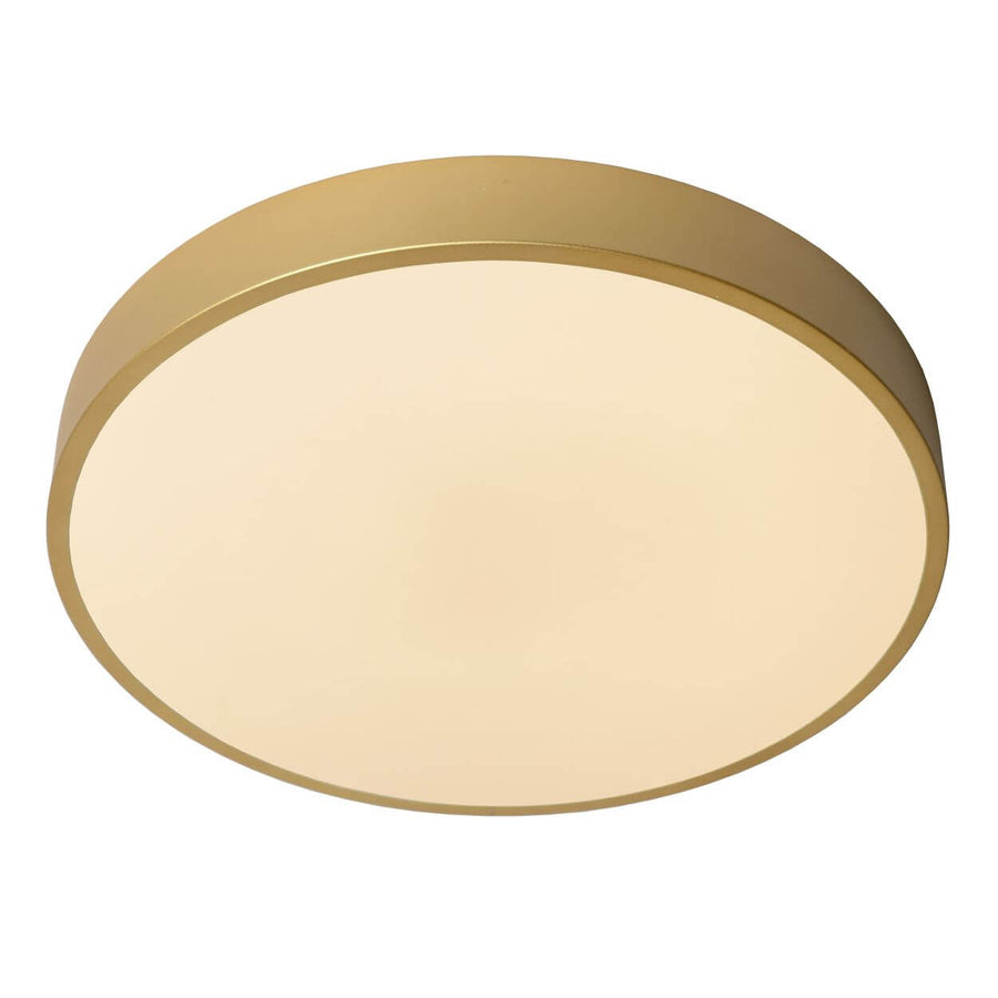 Luminaire plafonnier circulaire doré vu de dessous, éclairage opalin diffus.