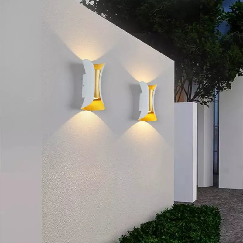 Luminaire Extérieur Design Italien | ÉclatModerne - Designix Applique murale extérieur Doré et Noir Blanc Chaud (2700 - 3500K)