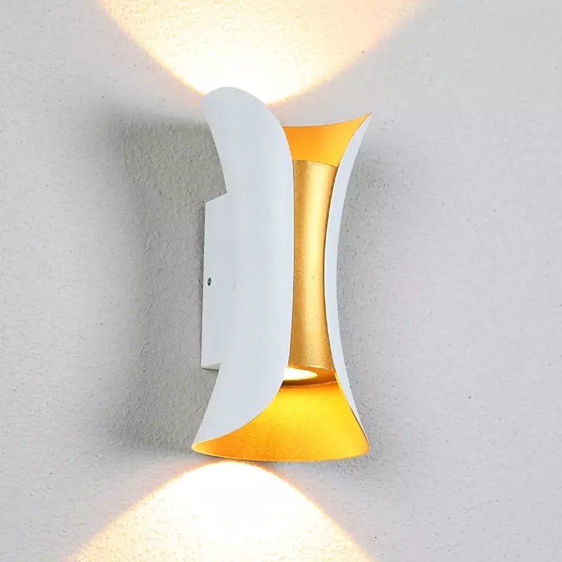 Luminaire Extérieur Design Italien | ÉclatModerne - Designix Applique murale extérieur Doré et Noir Blanc Chaud (2700 - 3500K)