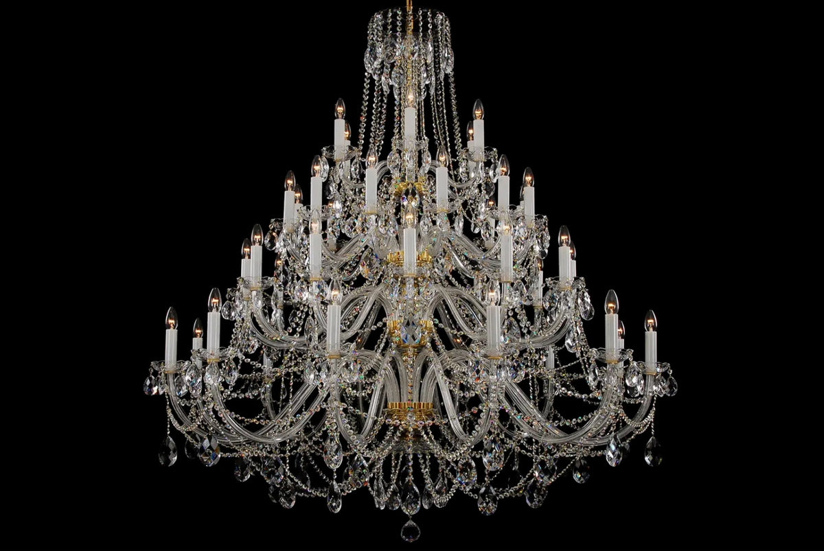 Lustre en cristal de face sur fond noir, montrant ses nombreux bras lumineux.