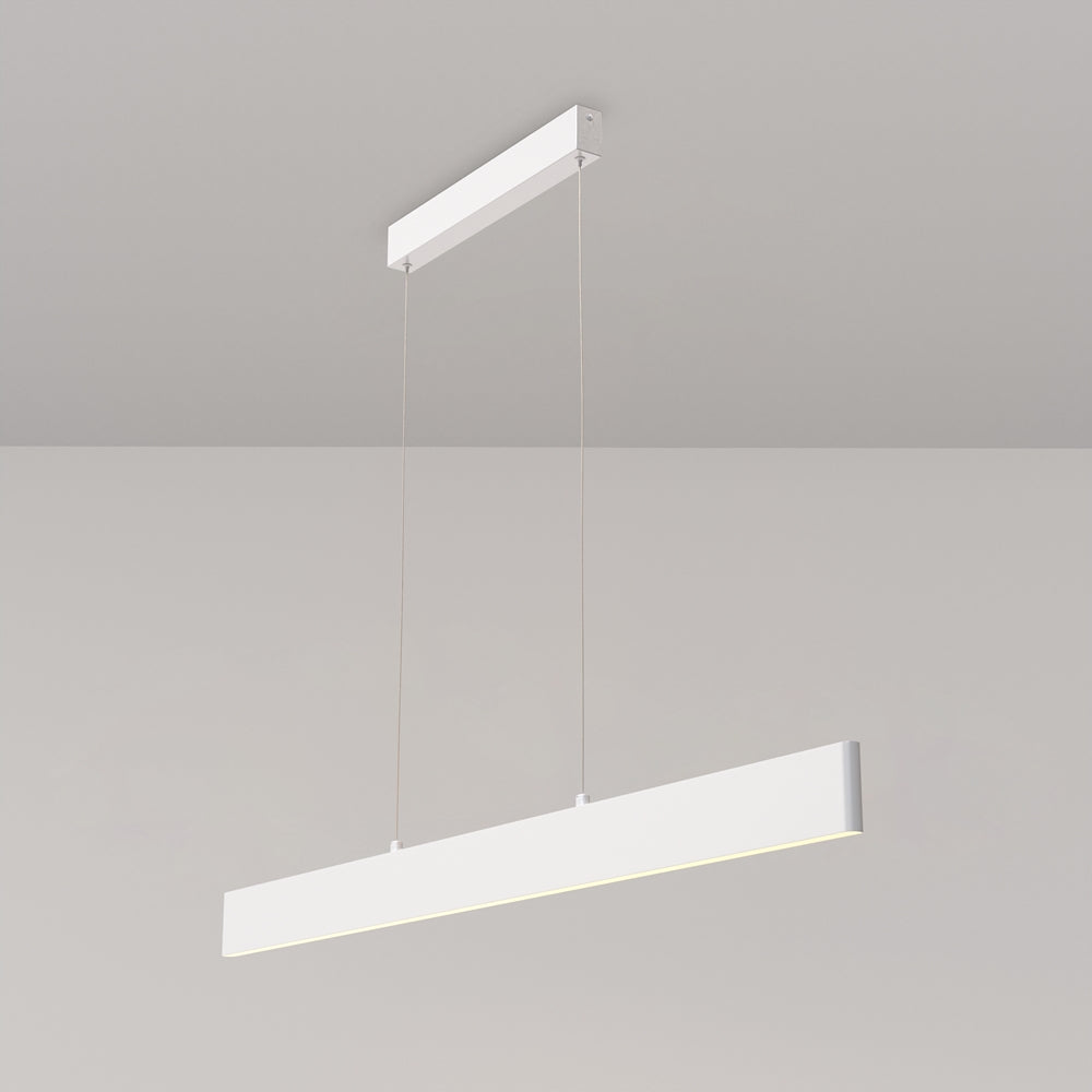 Mise en ambiance du plafonnier suspendu blanc éclairé, installé sous un plafond gris clair
