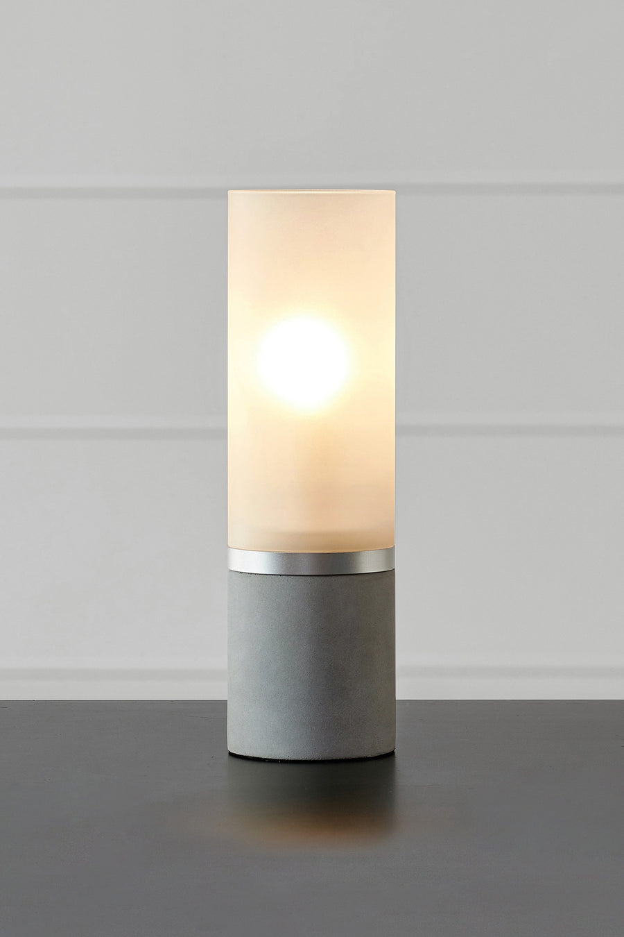Lampe à poser Molo en béton gris et verre dépoli 30 cm