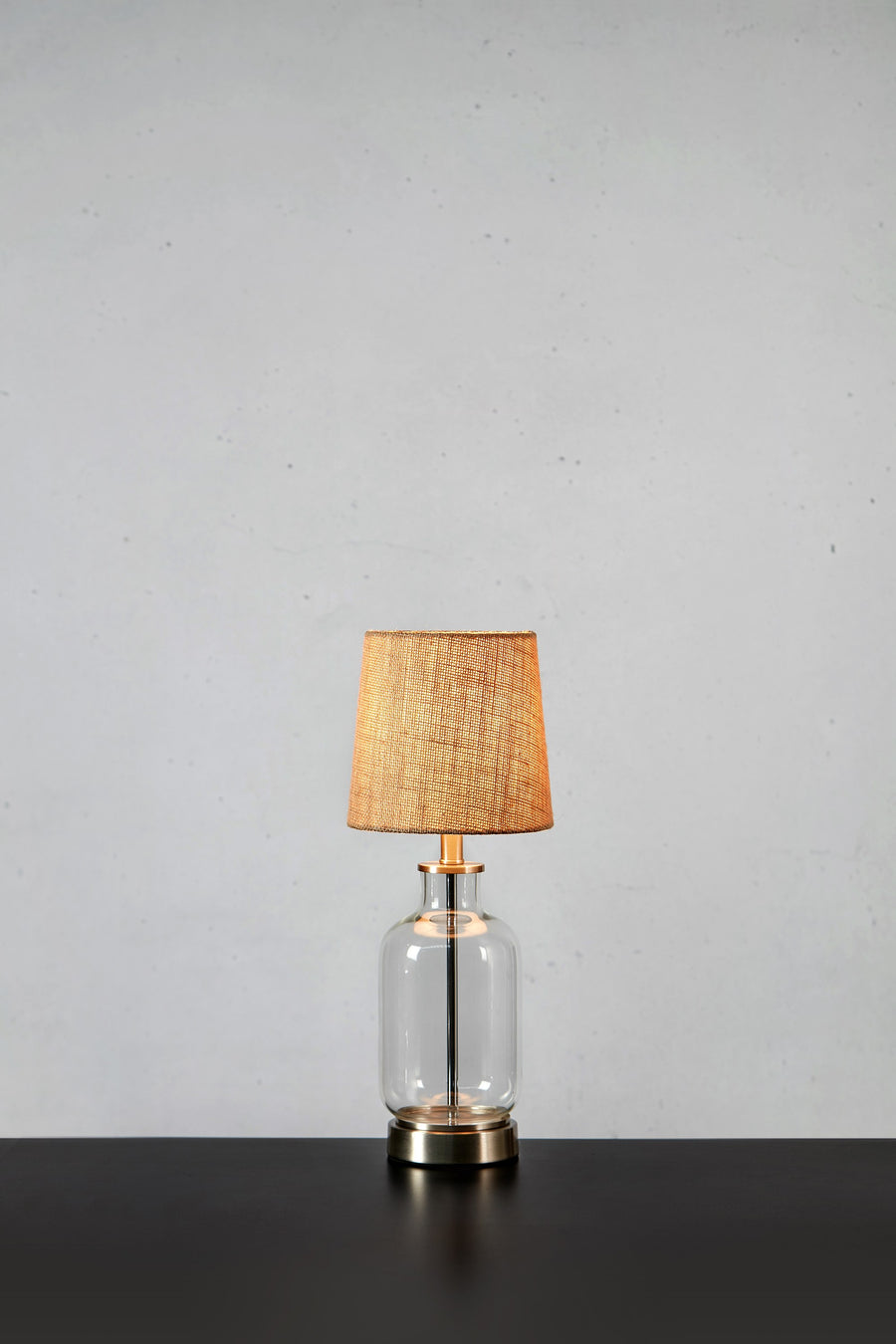 Lampe à poser Costero avec abat-jour en jute