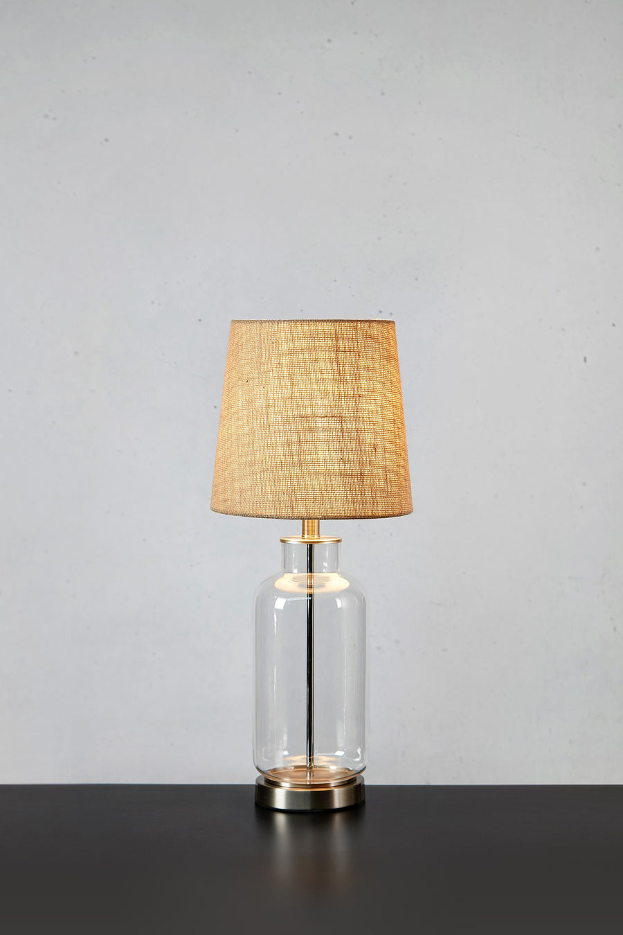 Lampe à poser Costero avec abat-jour en jute