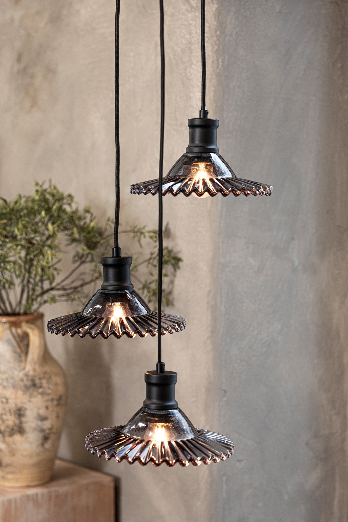 Suspension Novia 3 lumières noire et verre fumé