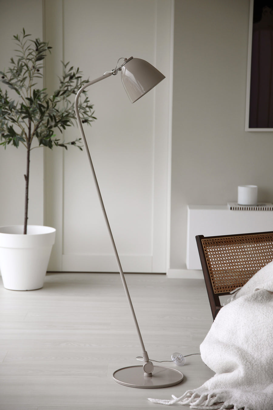 Lampadaire Tilt grège