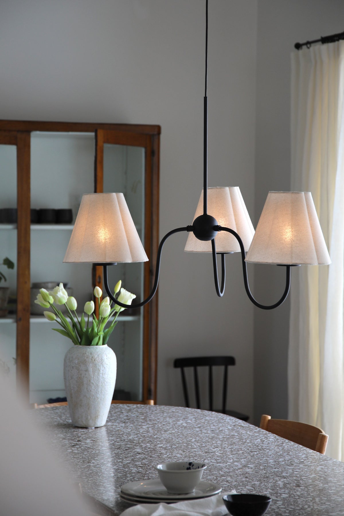 Suspension Veya 3 lumières en lin noir et beige