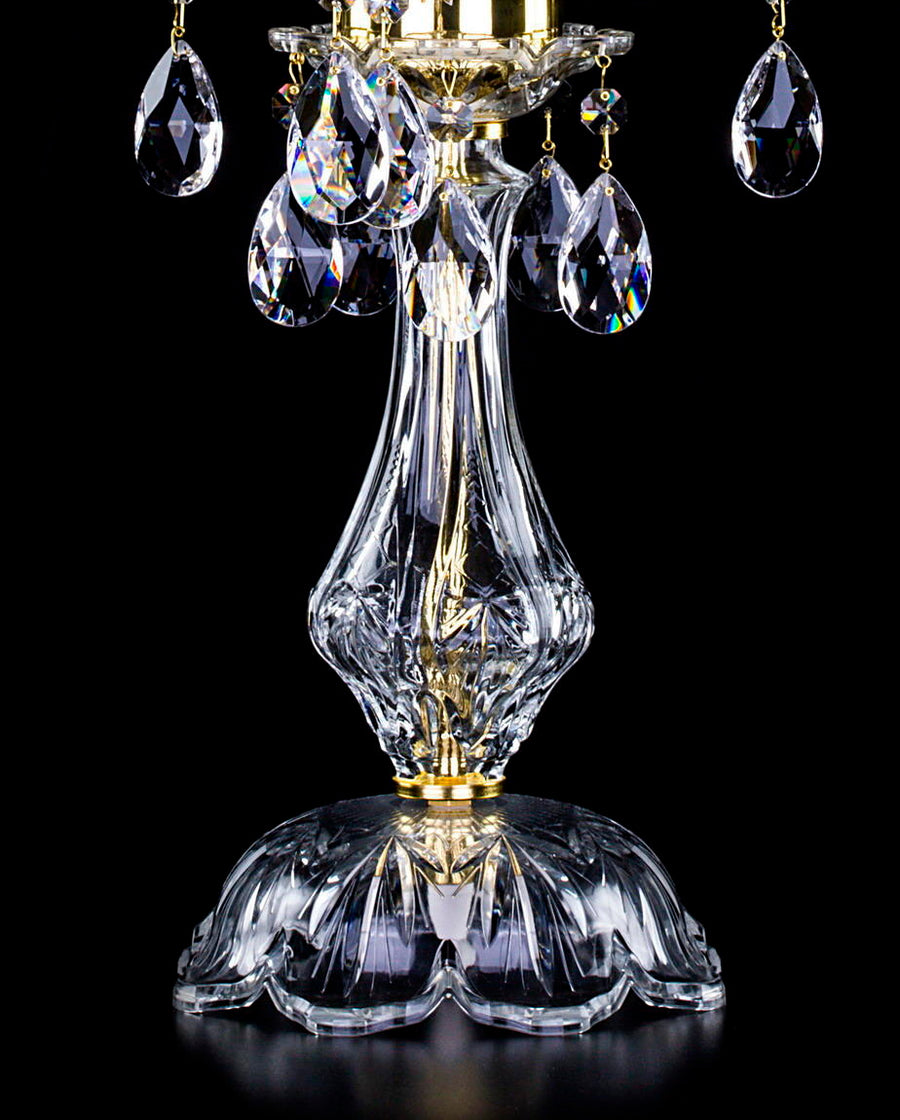 Détail du pied rond godronné et de la tige en cristal facetté