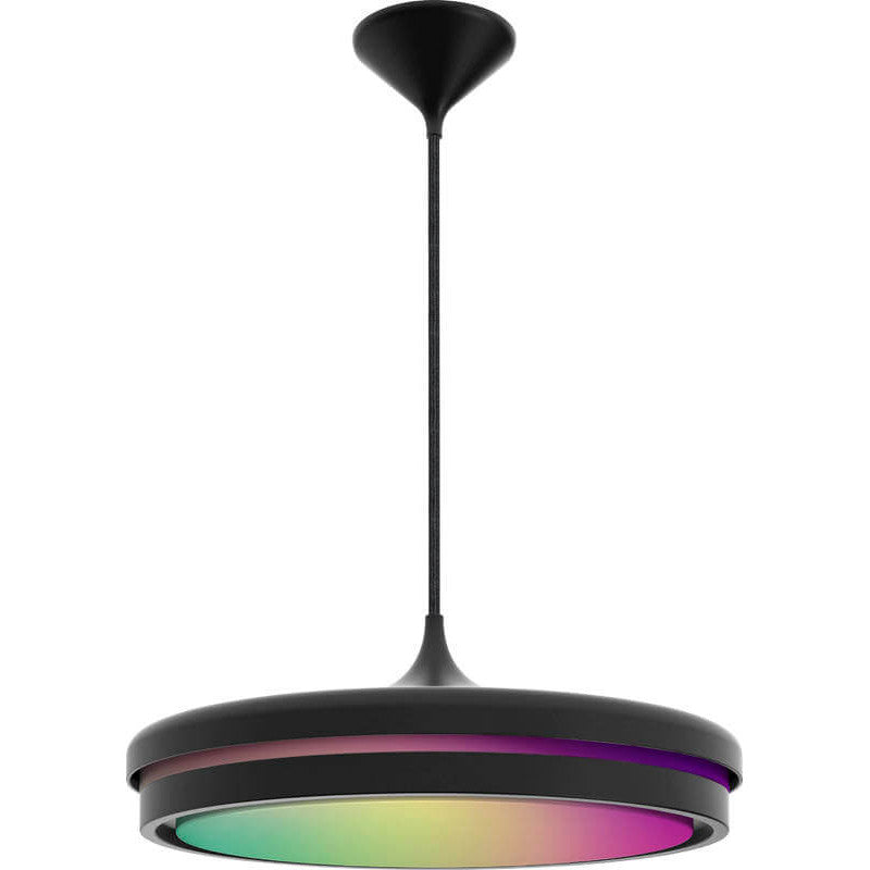 Vue du luminaire allumé, anneau lumineux multicolore et diffuseur dégradé sous l’abat-jour noir.
