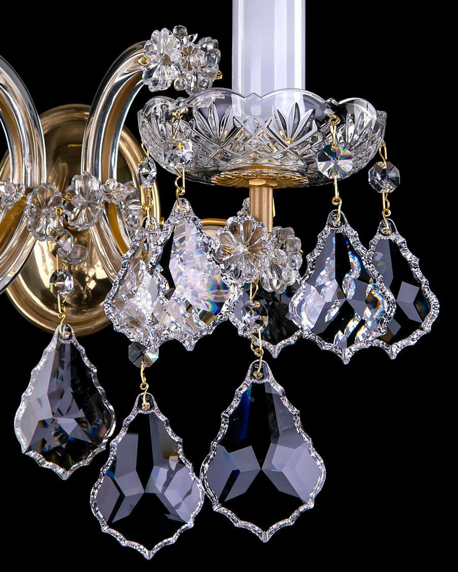 Gros plan sur la coupe ciselée et les pendentifs de cristal suspendus
