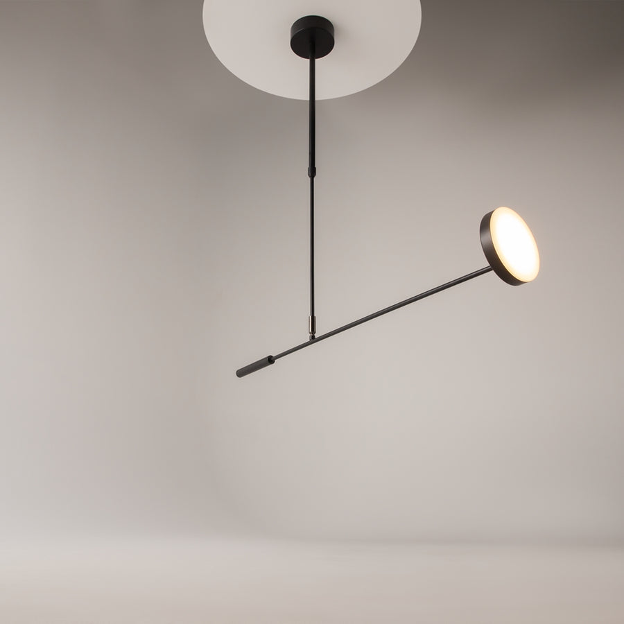Autre angle montrant le bras oblique relevé et le diffuseur rond lumineux