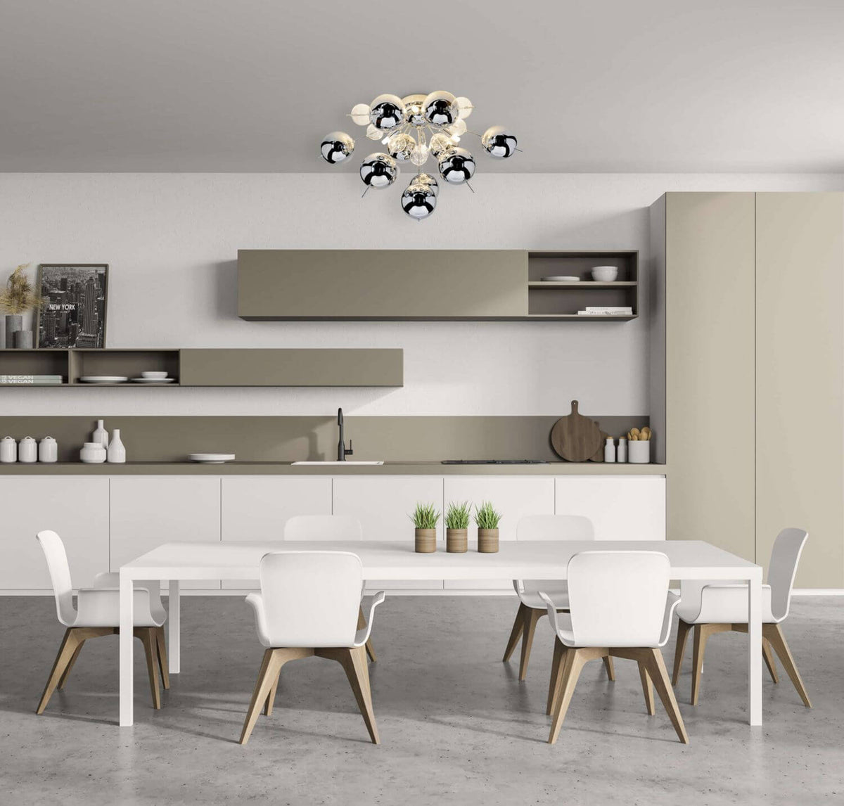 Luminaire chromé installé au plafond au-dessus d'une table à manger moderne et claire