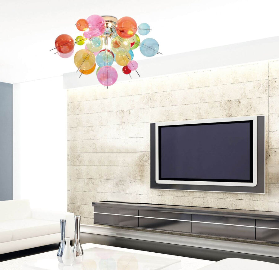 Luminaire allumé dans un salon moderne, mur en pierre et télévision