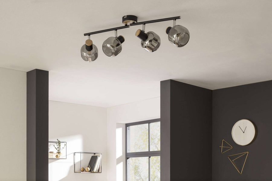 Vue rapprochée des quatre globes fumés suspendus sous le plafond