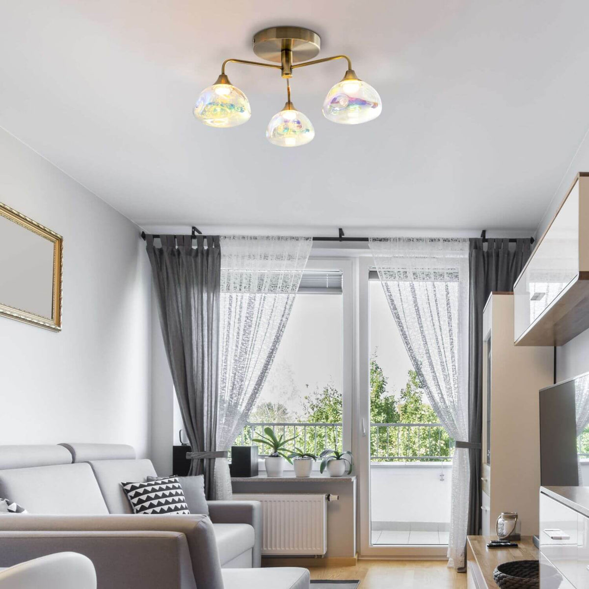 Plafonnier installé au plafond d'un salon clair, près d'une fenêtre à rideaux gris