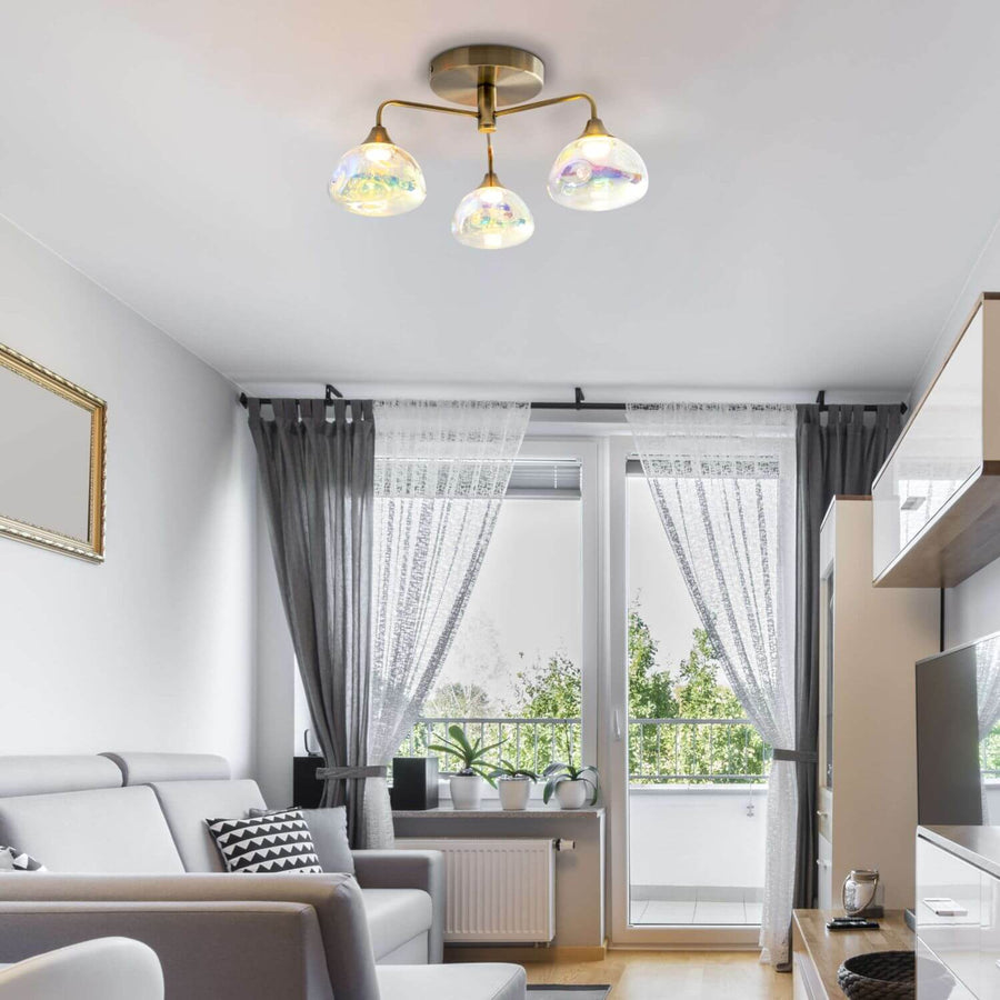 Plafonnier installé au plafond d'un salon clair, près d'une fenêtre à rideaux gris