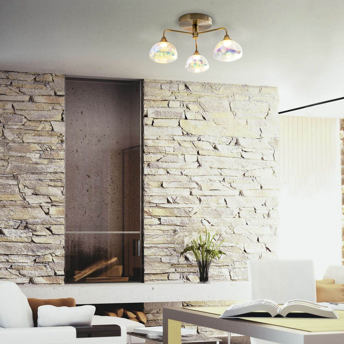 Plafonnier allumé dans un séjour contemporain, mur en pierre et cheminée en arrière-plan