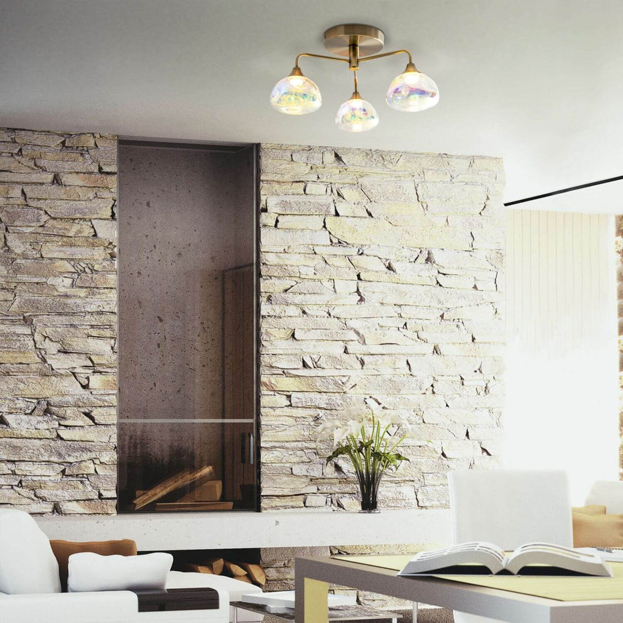 Plafonnier allumé dans un séjour contemporain, mur en pierre et cheminée en arrière-plan