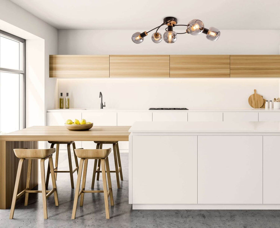 Luminaire installé au plafond d'une cuisine claire, au-dessus de l'îlot central.