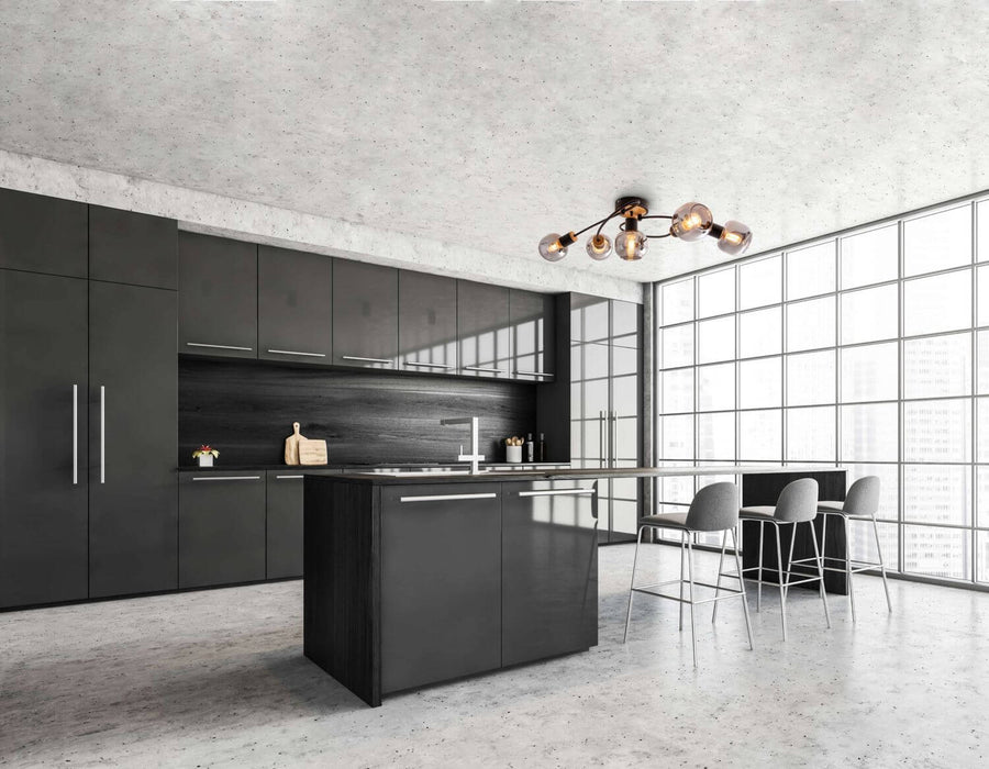 Vue en situation dans une cuisine contemporaine sombre, plafonnier allumé au-dessus du comptoir.