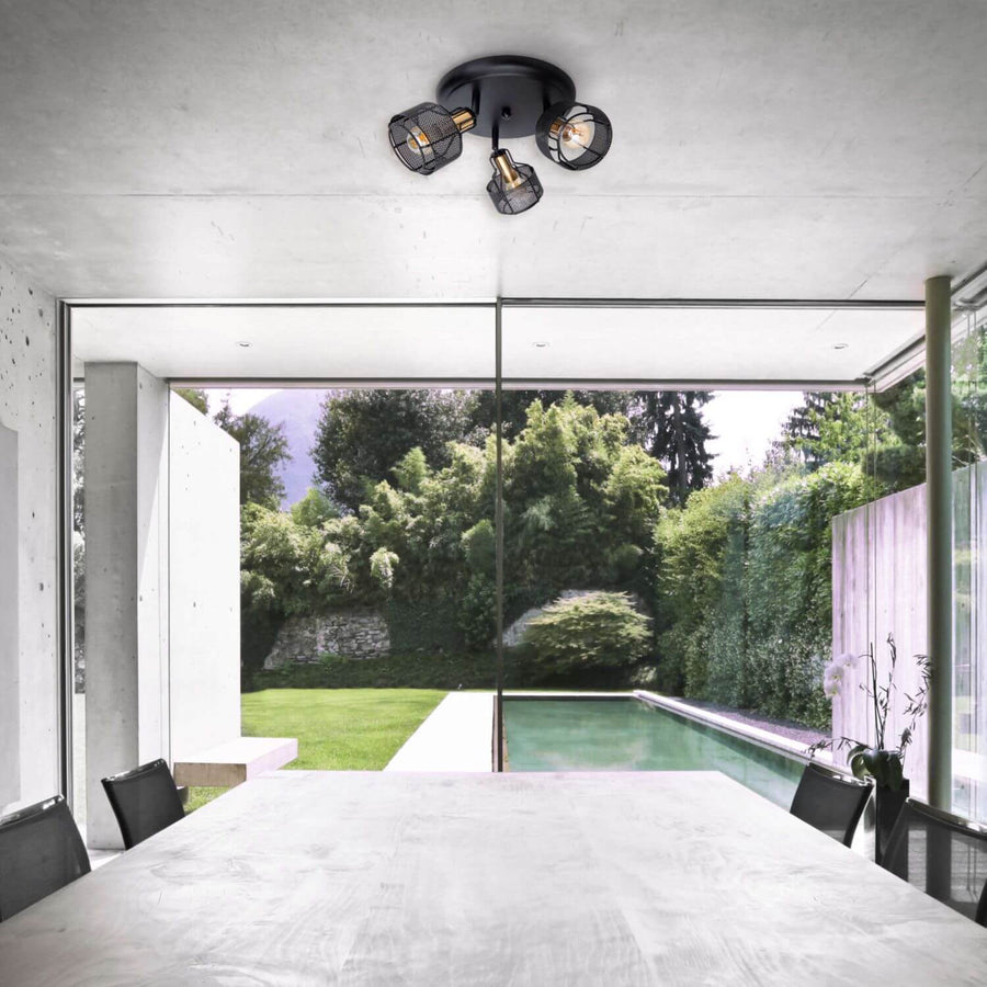 Plafonnier fixé au plafond dans une salle à manger moderne ouverte sur une piscine