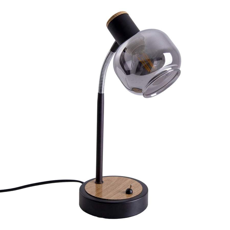 Lampe à poser noire, abat-jour en verre fumé, fond blanc studio