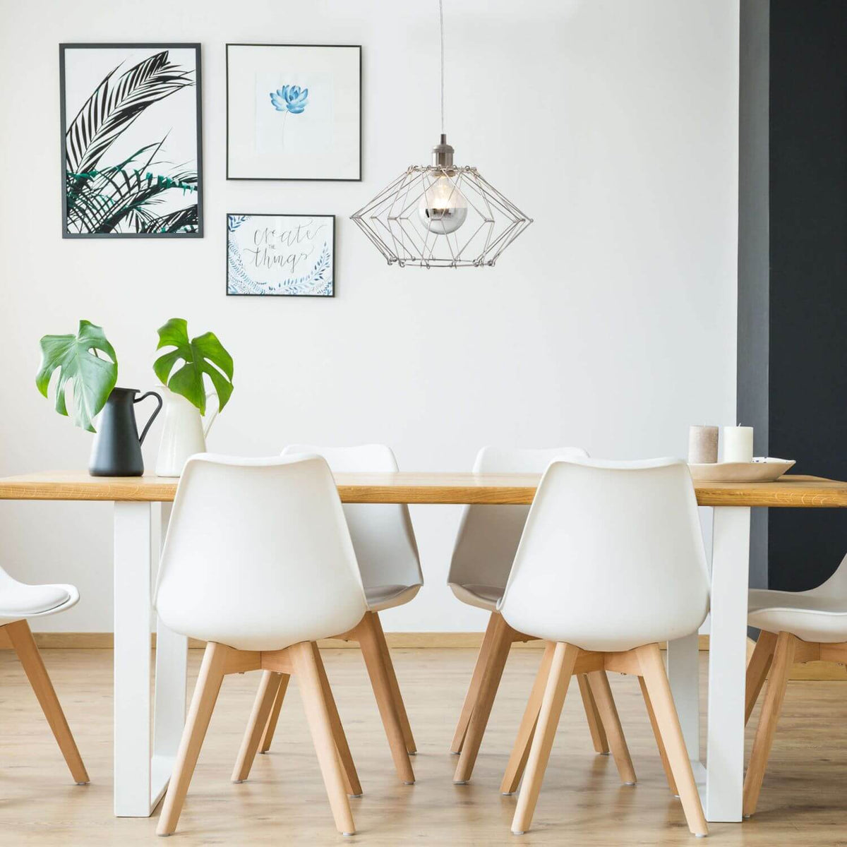 Mise en ambiance de la suspension allumée au-dessus d'une table dans une salle à manger moderne