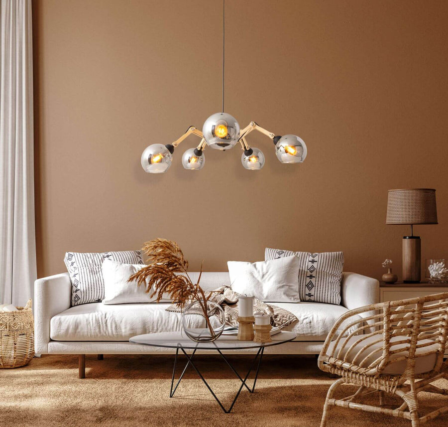 Suspension éclairée au-dessus d'un canapé blanc, mur marron clair