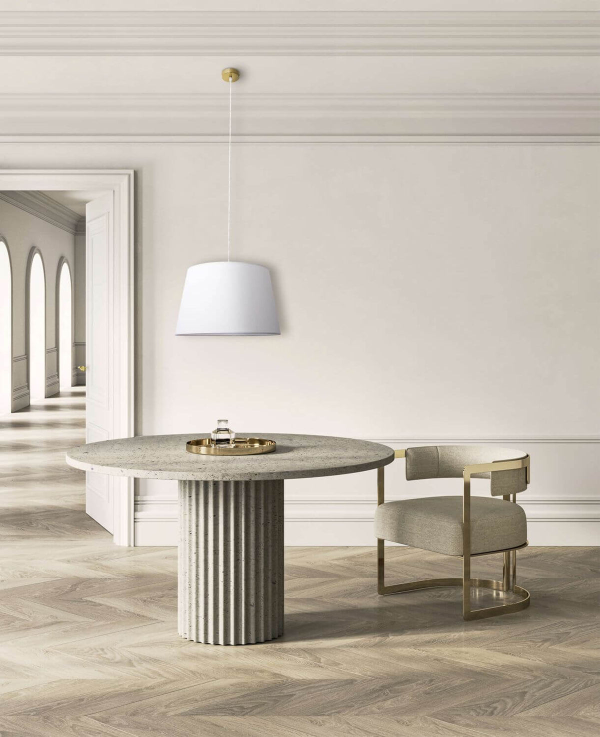 Mise en ambiance montrant la suspension blanche au-dessus d'une table ronde et d'une chaise.